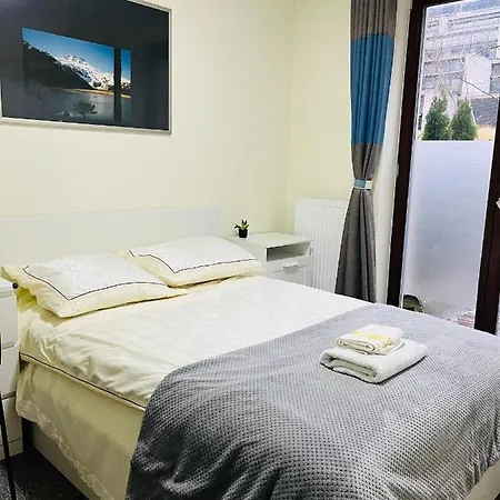 Casa de hóspedes Near Airport Cybernetyki